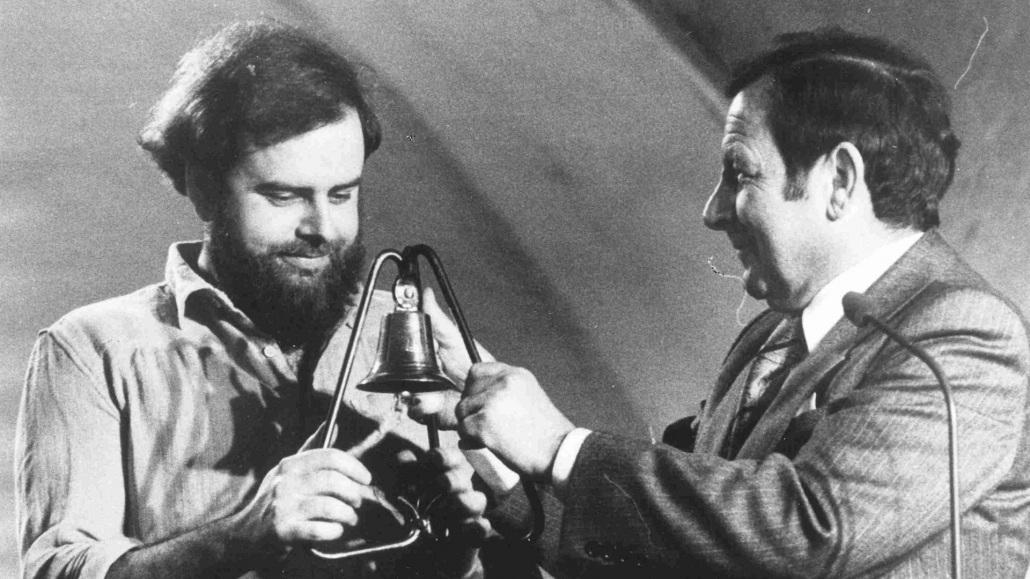 Michael Bauer, Deutscher Kleinkunstpreis 1977, unterhaus Mainz, überreicht von OB Jockel Fuchs.