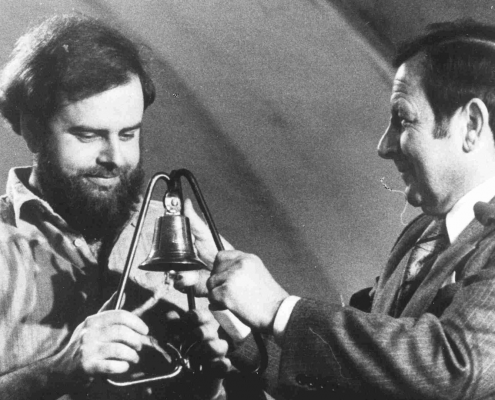 Michael Bauer, Deutscher Kleinkunstpreis 1977, unterhaus Mainz, überreicht von OB Jockel Fuchs.